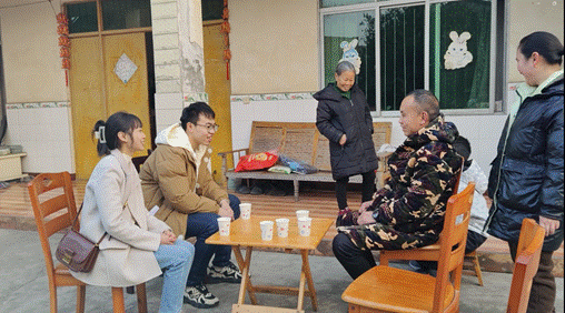 图4:实践队员进行家访